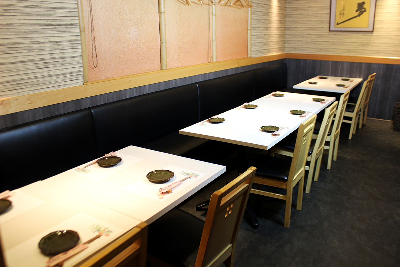 和彩美 店内テーブル